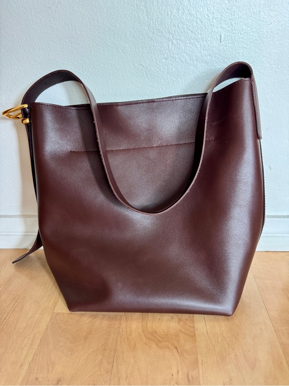 Madewell The Essential Medium Bucket Tote in Leather, Chocolate Raisin